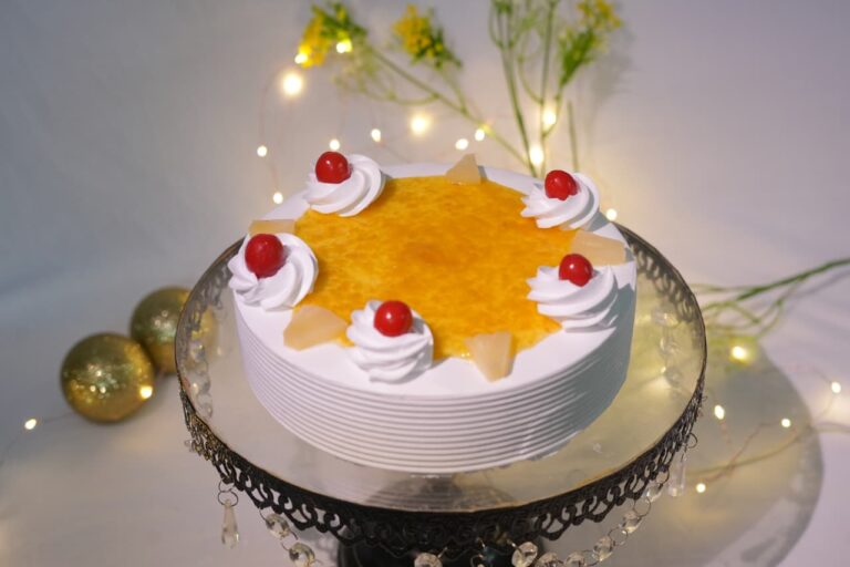 Pineapple – Soft vanilla sponge layered with fresh pineapple slices and light whipped cream.