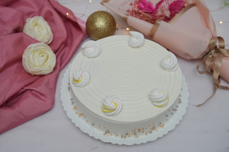 Vanilla – Classic vanilla sponge cake with smooth and fluffy whipped cream.