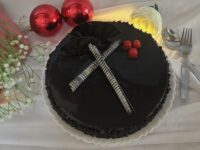 Choco Chip – Moist chocolate cake loaded with rich chocolate chips in every bite.