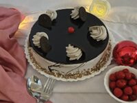 Oreo Cake – Chocolate sponge blended with crushed Oreo cookies and creamy Oreo frosting.