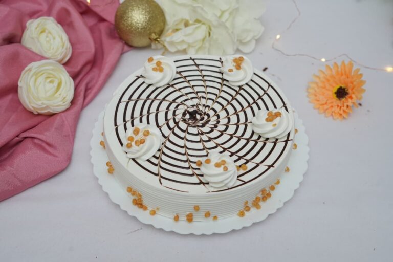 Butterscotch – Rich butterscotch-flavored cake with caramel glaze and crunchy praline.