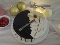 Choco Vanilla – Perfect combination of chocolate and vanilla sponge with smooth cream frosting.