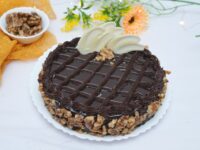 Choco Walnut – Chocolate sponge enriched with crunchy walnuts and chocolate cream
