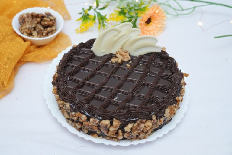 Choco Walnut – Chocolate sponge enriched with crunchy walnuts and chocolate cream