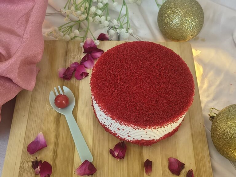 Cute & sweet Red Velvet Round – Classic round red velvet Bento cake topped with silky cream cheese frosting 280-300gms