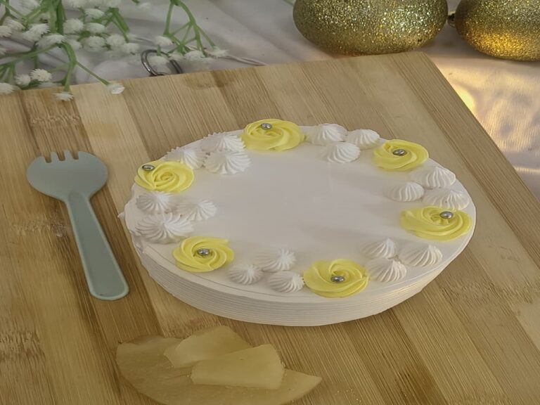 Sweet & Simple Pineapple Bento– Soft vanilla sponge layered with fresh pineapple slices and light whipped cream 280-300gms