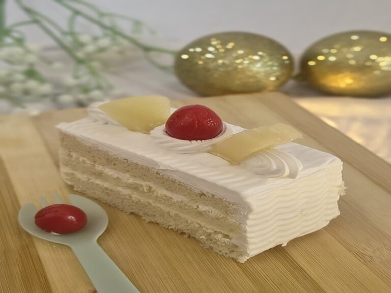 Pineapple Pastry Vanilla sponge layered with pineapple and fresh cream 80-100gms