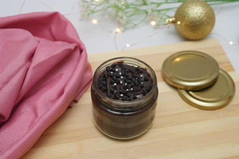 Choco Chip Jar Cake – Moist chocolate layers studded with fine choco chips and smooth cream in a jar.Chips of chocolate, soft and deep, every bite a joy to keep.